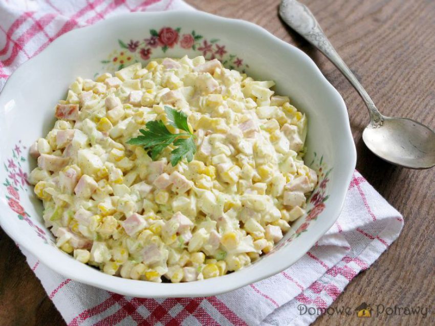 Prosta sałatka z jajkiem i szynką Prosta sałatka z jajkiem i szynką