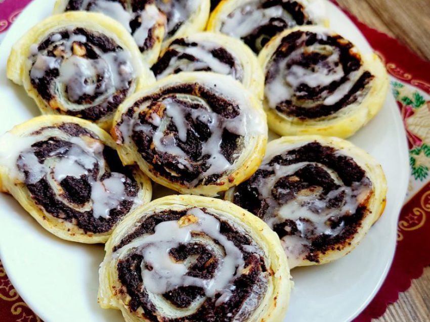 Ślimaczki z ciasta francuskiego z masą makową Ślimaczki z ciasta francuskiego z masą makową