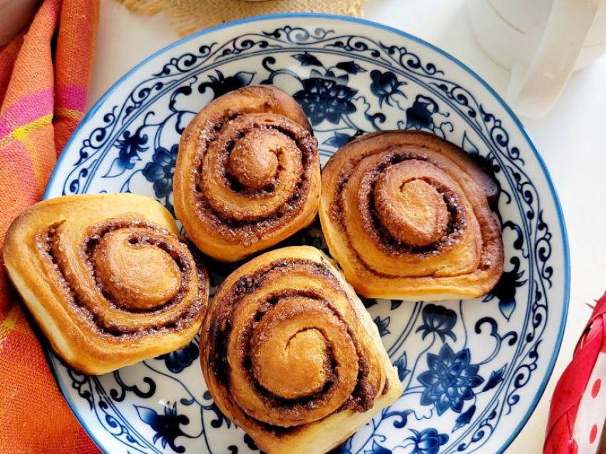 Drożdżowe bułeczki cynamonowe Drożdżowe bułeczki cynamonowe