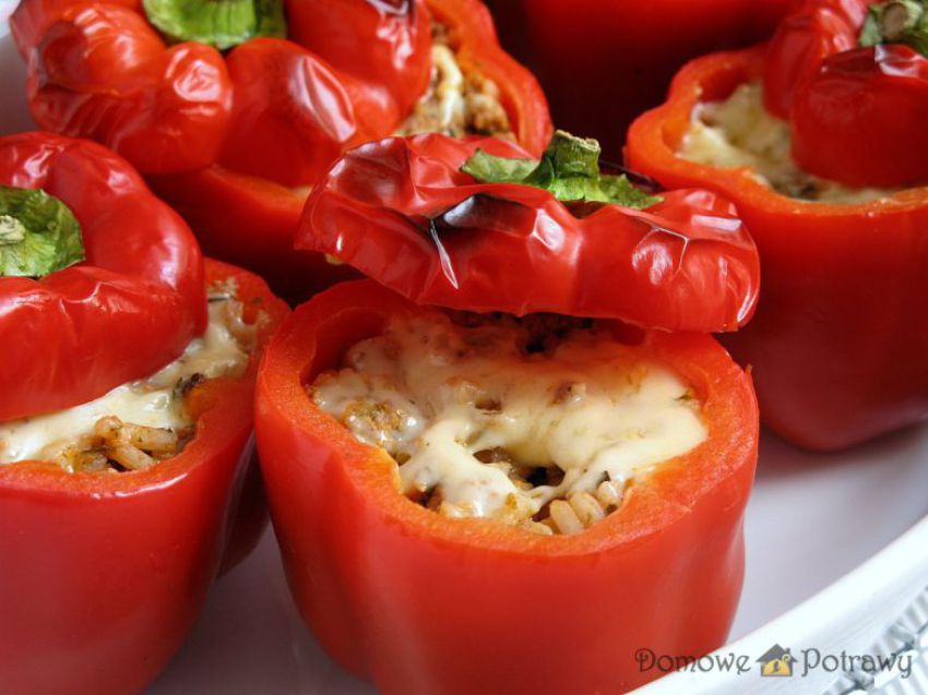 Papryka faszerowana mięsem mielonym i ryżem Papryka faszerowana mięsem mielonym i ryżem