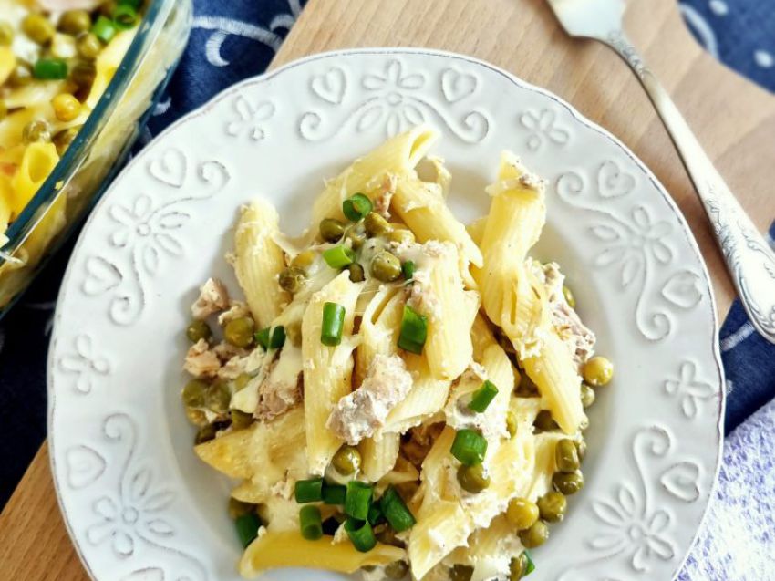 Zapiekanka makaronowa z tuńczykiem i groszkiem Zapiekanka makaronowa z tuńczykiem i groszkiem