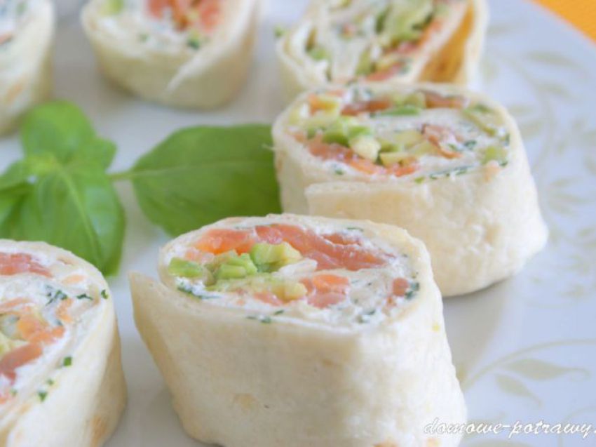 Mini tortille z wędzonym łososiem Mini tortille z wędzonym łososiem