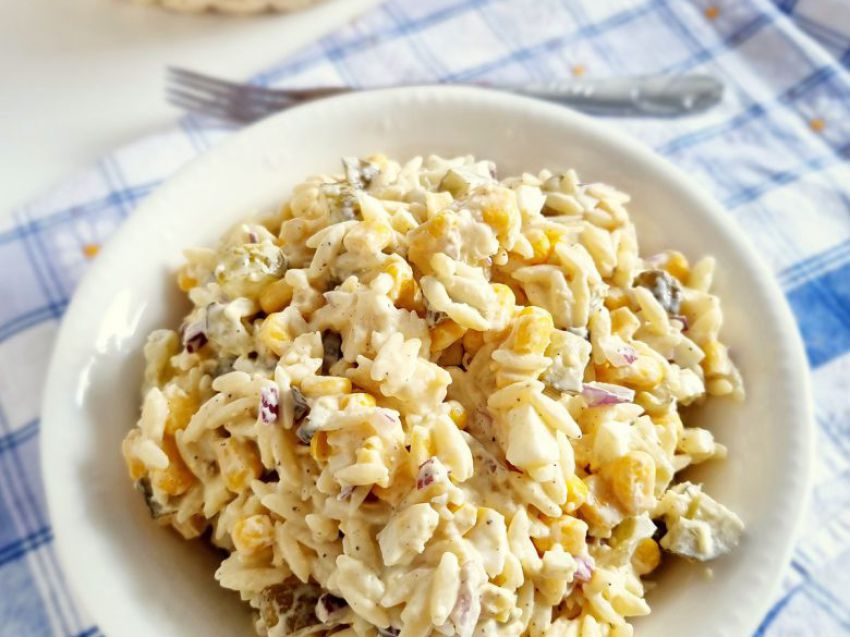 Sałatka z makaronem ryżowym i ogórkiem Sałatka z makaronem ryżowym i ogórkiem