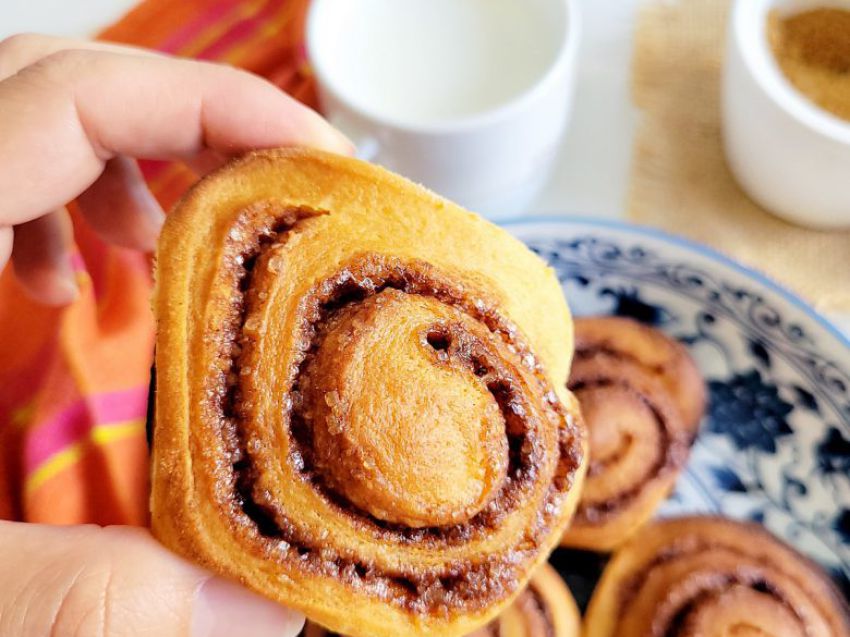 Drożdżowe bułeczki cynamonowe Drożdżowe bułeczki cynamonowe