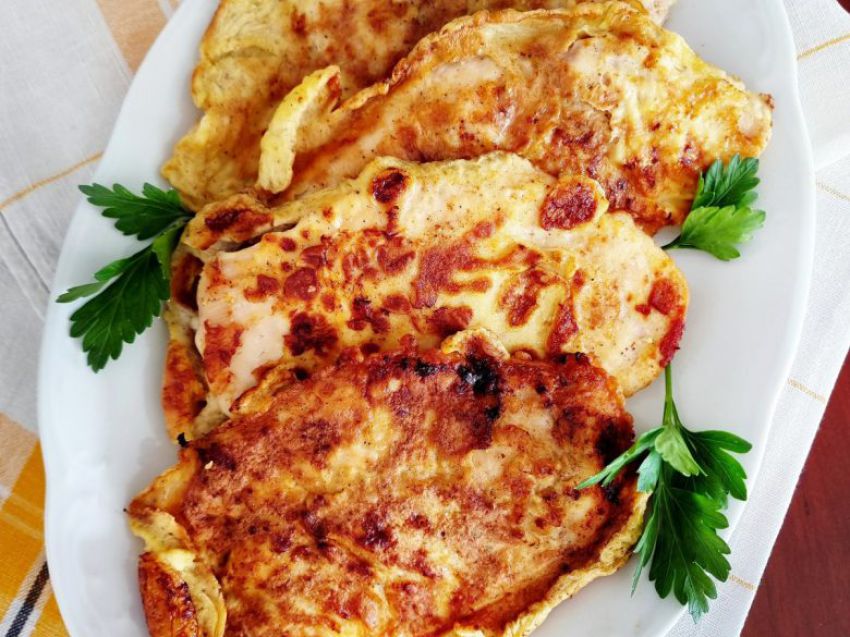 Eskalopki z piersi kurczaka w cieście naleśnikowym Eskalopki z piersi kurczaka w cieście naleśnikowym