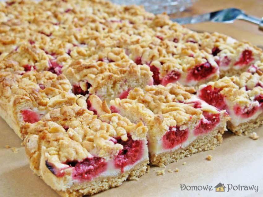 Kruche ciasto z malinami i budyniową pianką Kruche ciasto z malinami i budyniową pianką