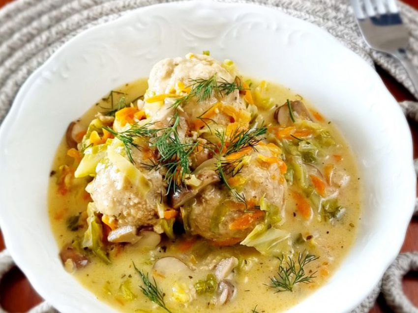 Pulpety w sosie z pieczarkami, młodą kapustą i marchewką Pulpety w sosie z pieczarkami, młodą kapustą i marchewką