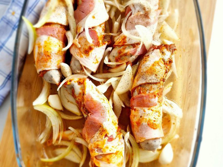 Pieczona biała kiełbasa z boczkiem Pieczona biała kiełbasa z boczkiem