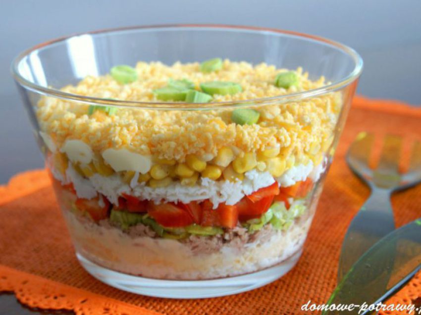 Warstwowa sałatka z tuńczyka Warstwowa sałatka z tuńczyka