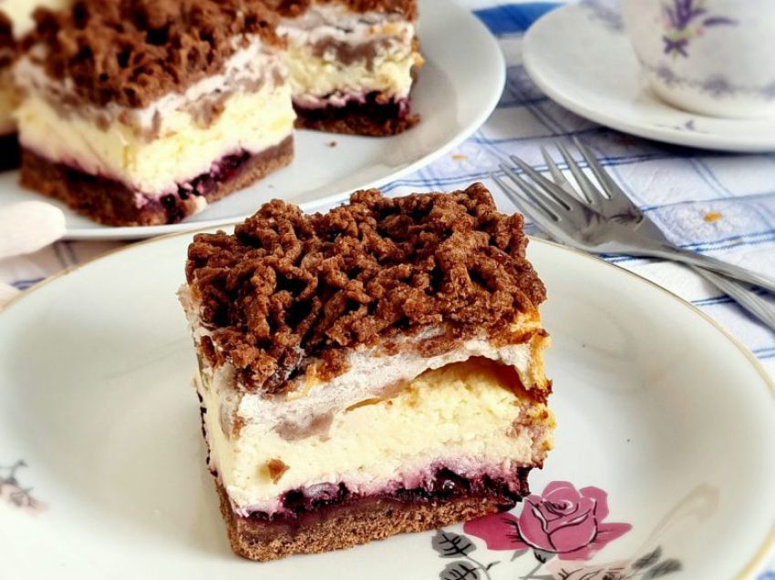 Sernik kakaowy z konfiturą z czarnej porzeczki Sernik kakaowy z konfiturą z czarnej porzeczki