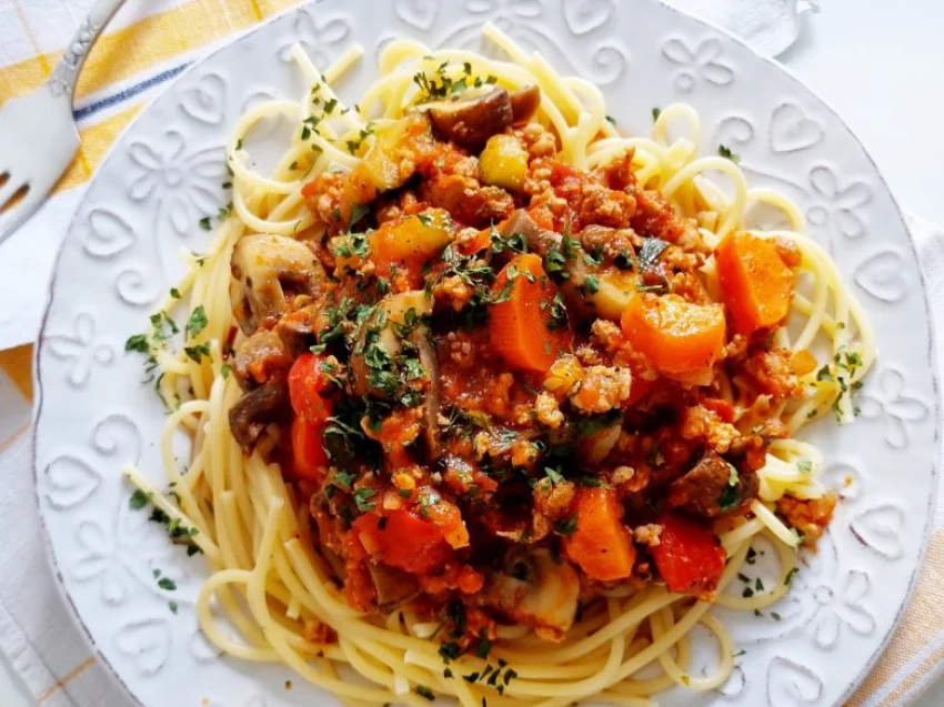 Spaghetti bolognese z mięsem mielonym i pieczarkami Spaghetti bolognese z mięsem mielonym i pieczarkami