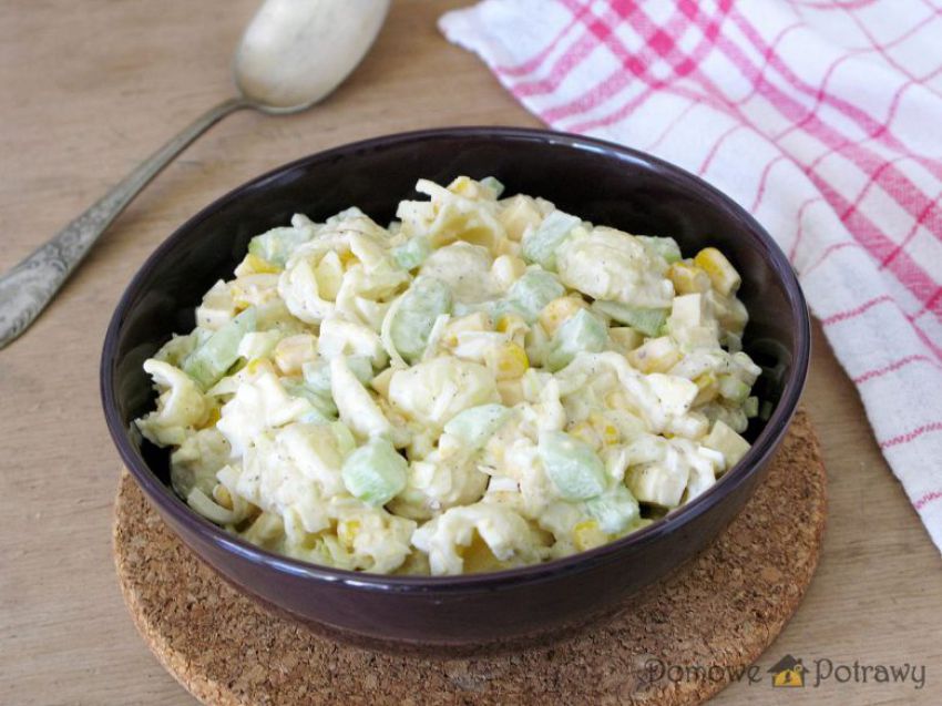 Sałatka makaronowa ze świeżym ogórkiem i kukurydzą Sałatka makaronowa ze świeżym ogórkiem i kukurydzą