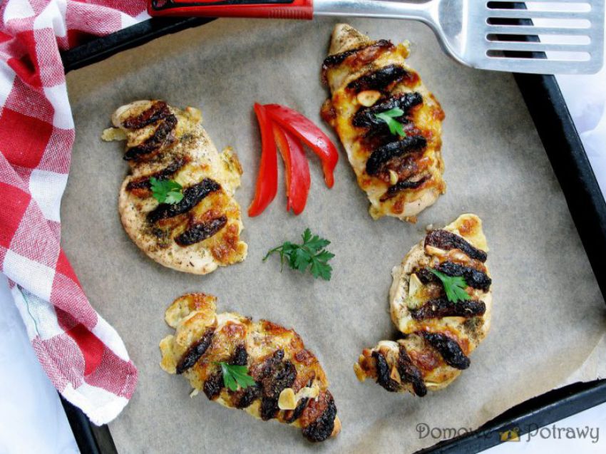 Pierś z kurczaka nadziewana mozzarellą i suszonymi pomidorami Pierś z kurczaka nadziewana mozzarellą i suszonymi pomidorami