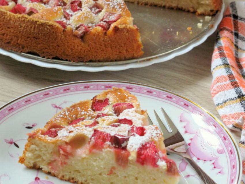 Puszysty placek z rabarbarem Puszysty placek z rabarbarem