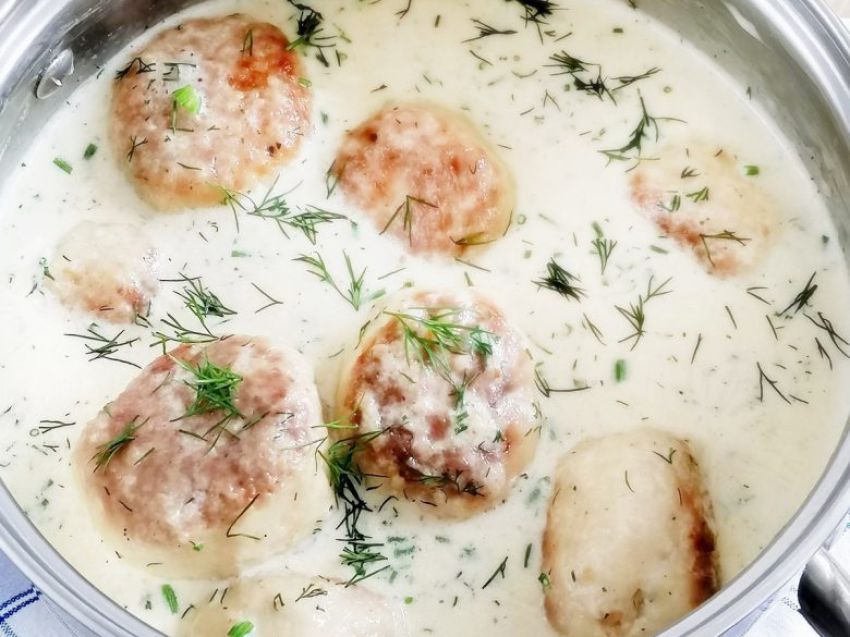 Pulpeciki w sosie śmietanowo-serowym Pulpeciki w sosie śmietanowo-serowym