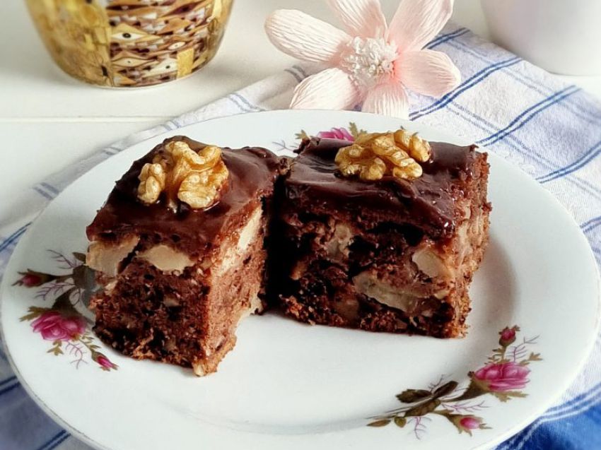 Kakaowe ciasto z jabłkami i orzechami Kakaowe ciasto z jabłkami i orzechami