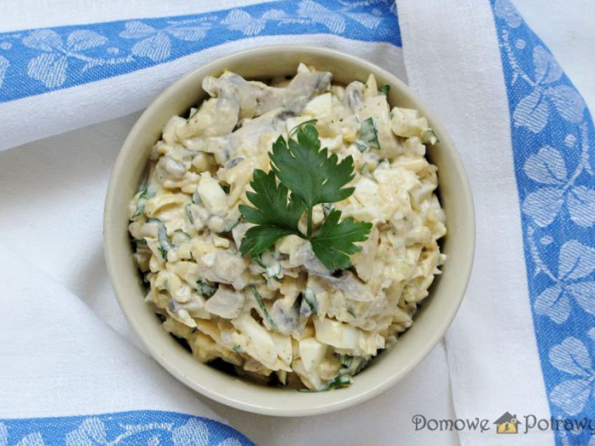 Sałatka z pieczarkami i żółtym serem Sałatka z pieczarkami i żółtym serem