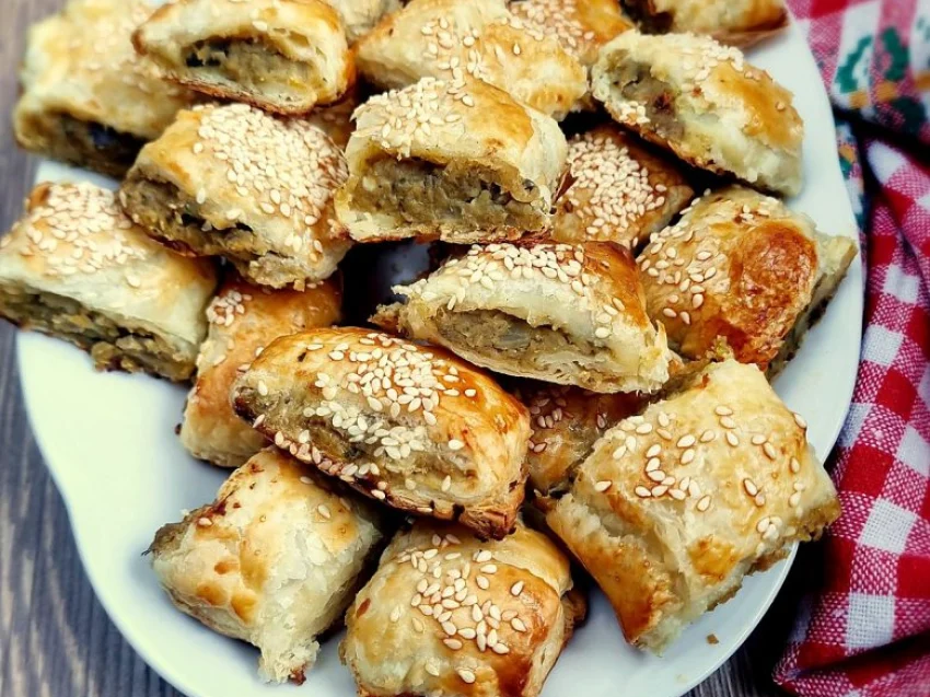Paszteciki z ciasta francuskiego z soczewicą i pieczarkami Paszteciki z ciasta francuskiego z soczewicą i pieczarkami
