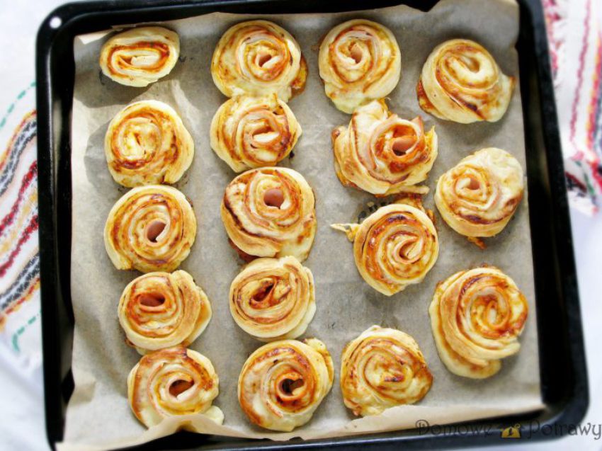 Ślimaczki z ciasta francuskiego z szynką i serem Ślimaczki z ciasta francuskiego z szynką i serem