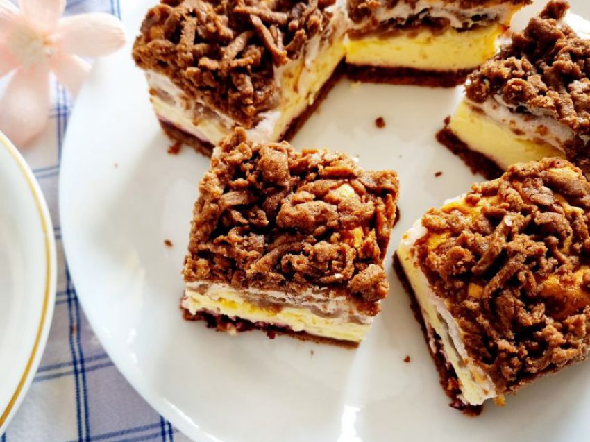 Sernik kakaowy z konfiturą z czarnej porzeczki Sernik kakaowy z konfiturą z czarnej porzeczki