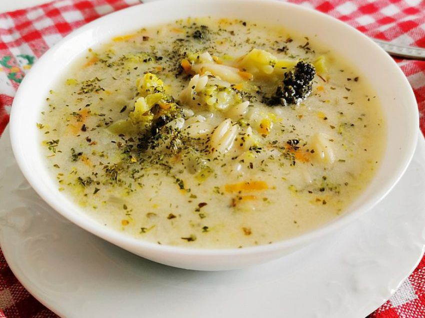Zupa jarzynowa z brokułami i makaronem Zupa jarzynowa z brokułami i makaronem