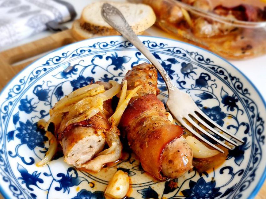 Pieczona biała kiełbasa z boczkiem Pieczona biała kiełbasa z boczkiem