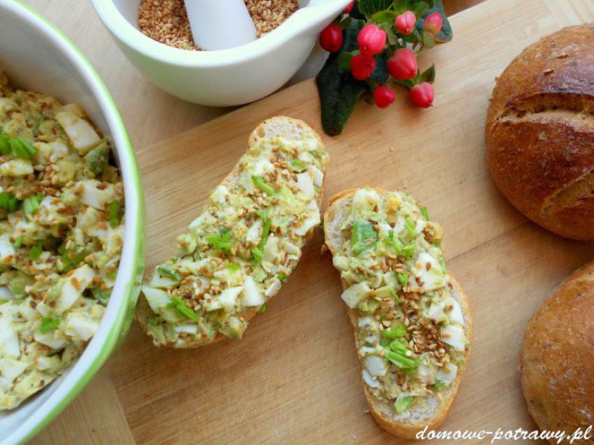 Pasta z jajek i awokado z prażonym sezamem Pasta z jajek i awokado z prażonym sezamem