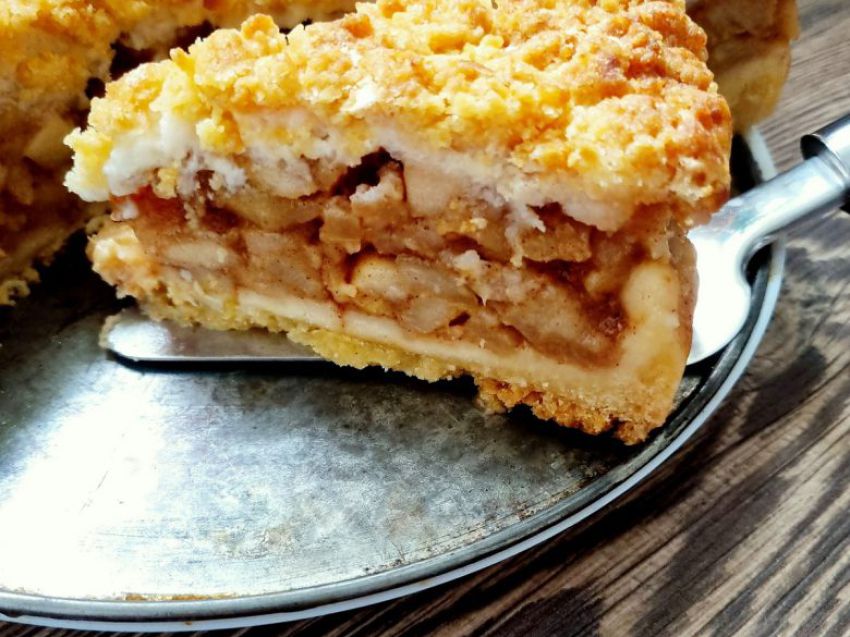 Szarlotka ze smażonymi jabłkami i galaretką Szarlotka ze smażonymi jabłkami i galaretką