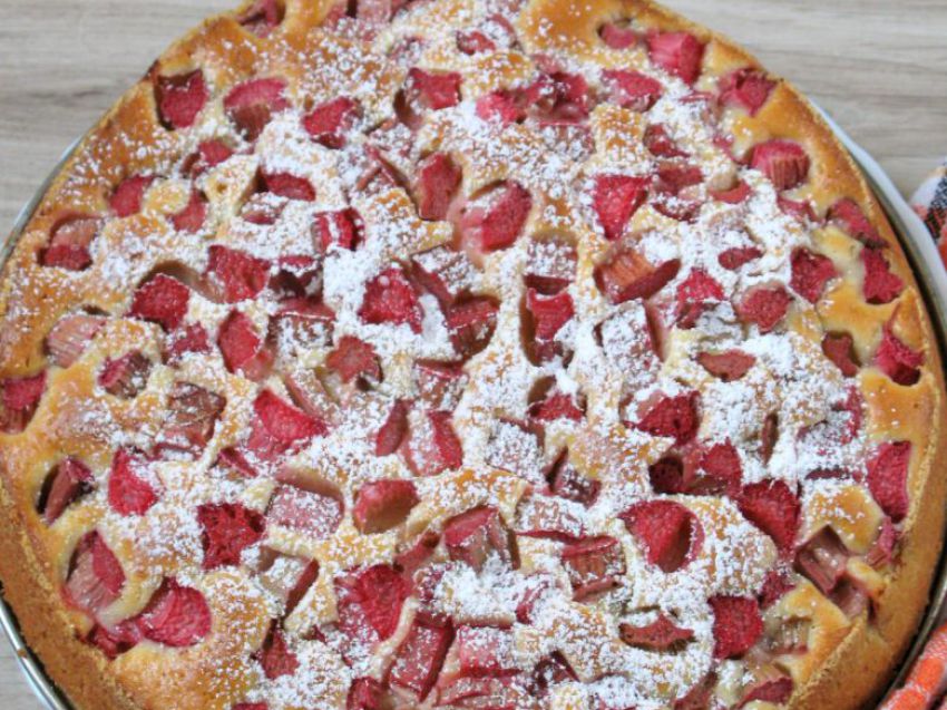 Puszysty placek z rabarbarem Puszysty placek z rabarbarem