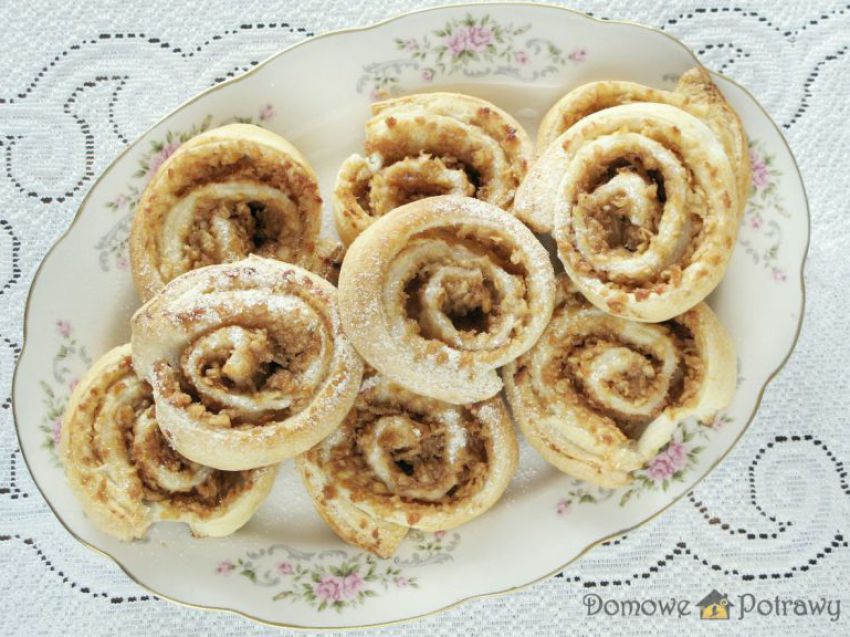 Ślimaczki z ciasta francuskiego z jabłkami i cynamonem Ślimaczki z ciasta francuskiego z jabłkami i cynamonem