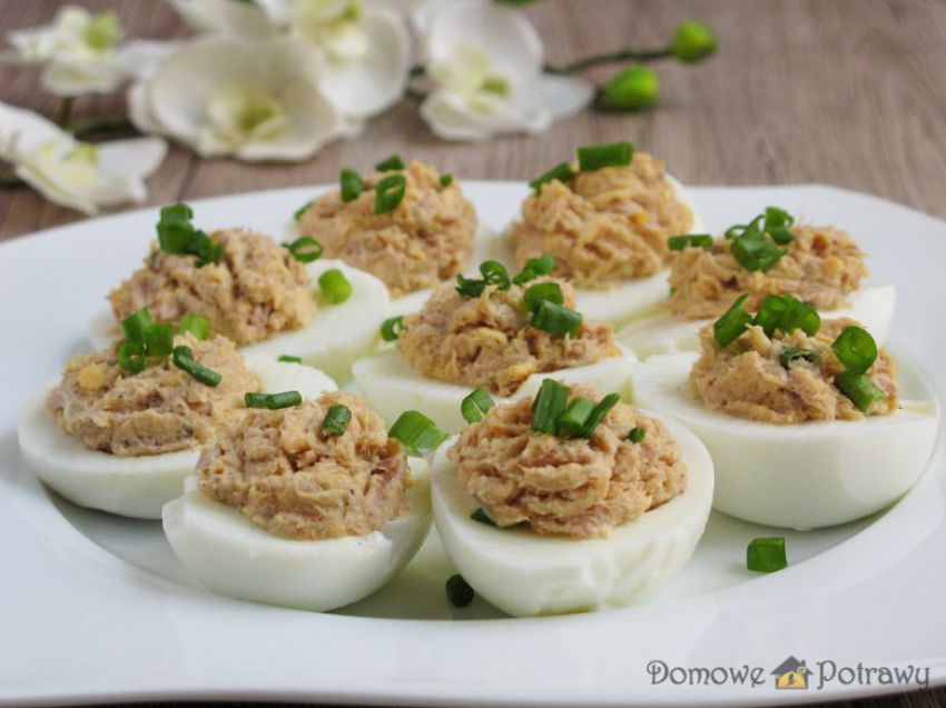 Wielkanocne jajka faszerowane pastą z tuńczyka i żółtego sera Wielkanocne jajka faszerowane pastą z tuńczyka i żółtego sera