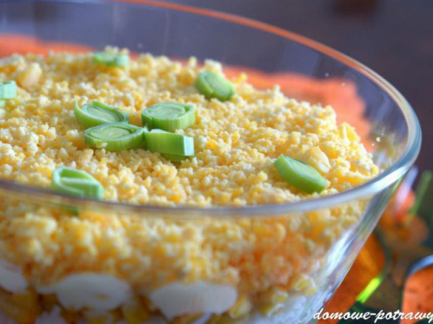 Warstwowa sałatka z tuńczyka Warstwowa sałatka z tuńczyka