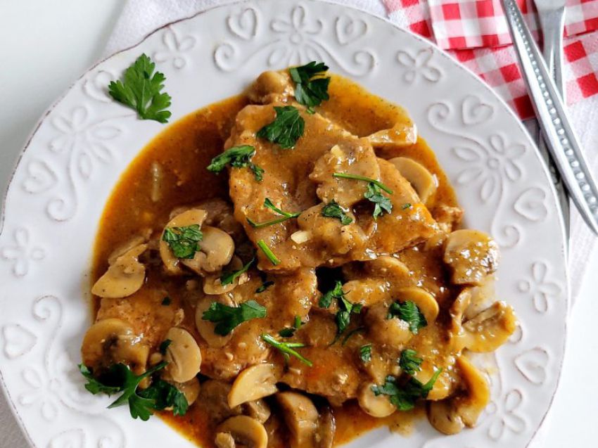 Sznycle z szynki wieprzowej w sosie pieczarkowym Sznycle z szynki wieprzowej w sosie pieczarkowym