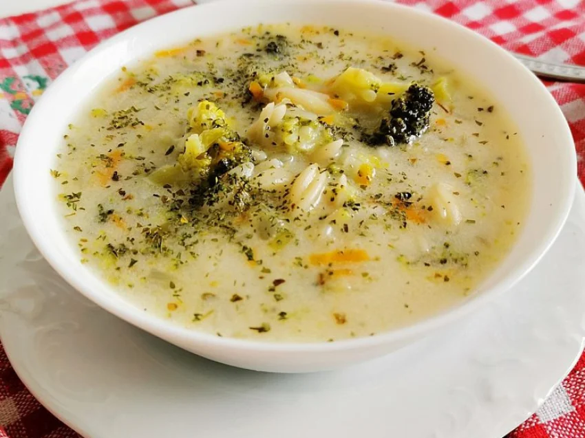 Zupa jarzynowa z brokułami i makaronem Zupa jarzynowa z brokułami i makaronem
