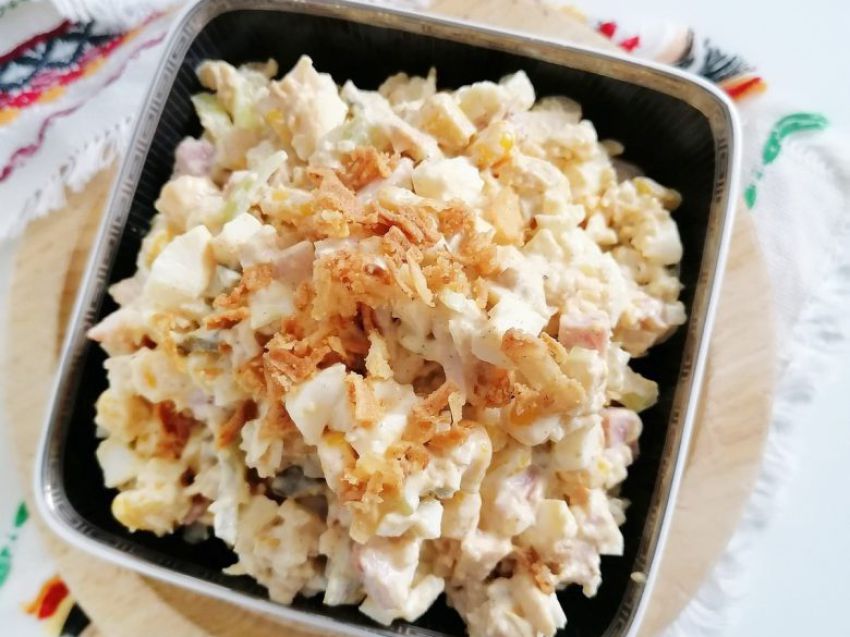 Sałatka z jajkiem i prażoną cebulką Sałatka z jajkiem i prażoną cebulką