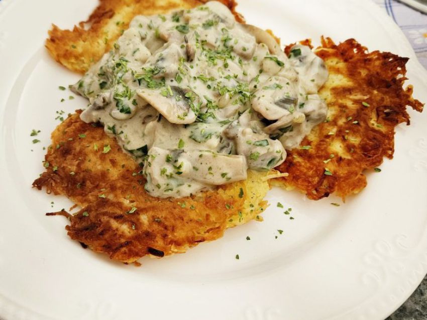 Placki ziemniaczane z sosem pieczarkowym Placki ziemniaczane z sosem pieczarkowym