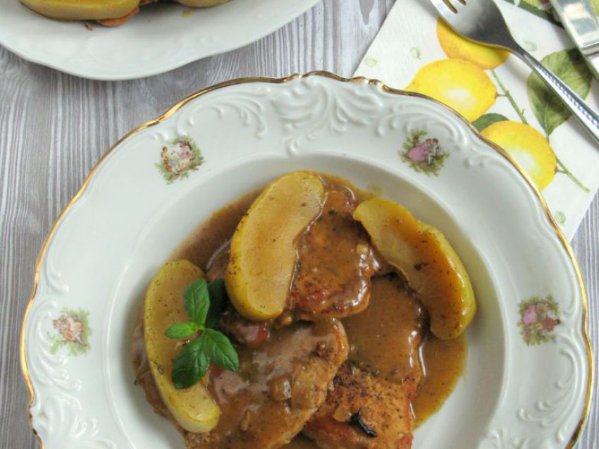 Schab duszony z szałwią i jabłkami Schab duszony z szałwią i jabłkami