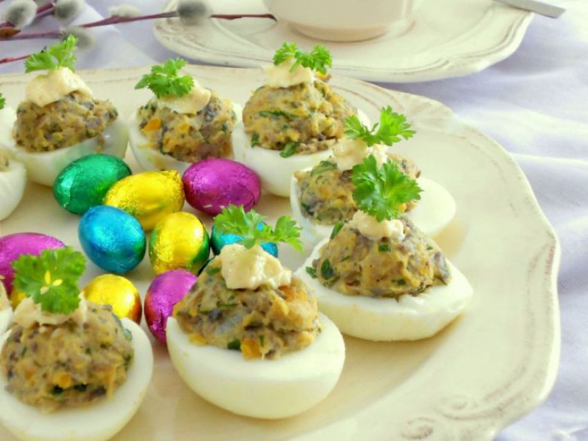 Jajka faszerowane pieczarkami i żółtym serem Jajka faszerowane pieczarkami i żółtym serem