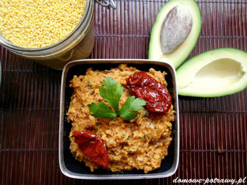 Pasta z kaszy jaglanej, awokado i suszonych pomidorów Pasta z kaszy jaglanej, awokado i suszonych pomidorów