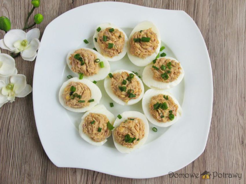 Wielkanocne jajka faszerowane pastą z tuńczyka i żółtego sera Wielkanocne jajka faszerowane pastą z tuńczyka i żółtego sera