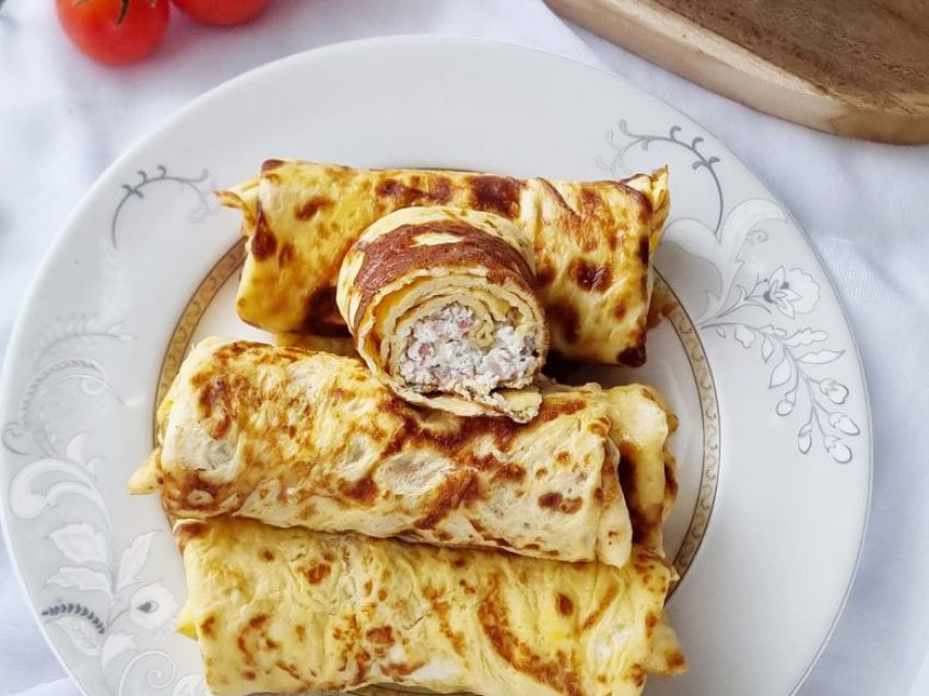 Naleśniki keto z serem białym i boczkiem Naleśniki keto z serem białym i boczkiem