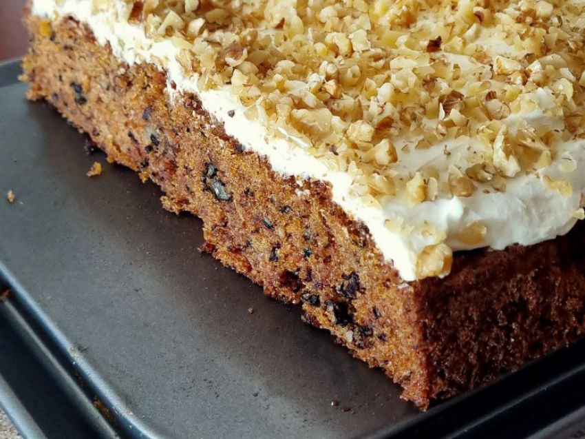 Wilgotne ciasto marchewkowe z orzechami Wilgotne ciasto marchewkowe z orzechami