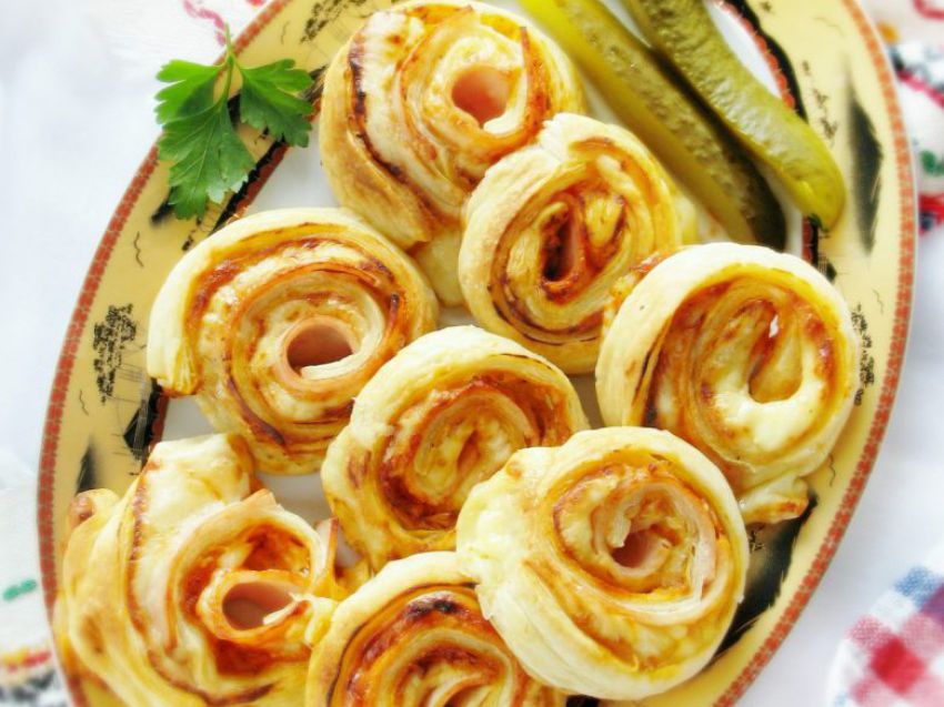 Ślimaczki z ciasta francuskiego z szynką i serem Ślimaczki z ciasta francuskiego z szynką i serem