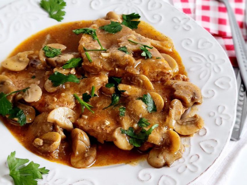 Sznycle z szynki wieprzowej w sosie pieczarkowym Sznycle z szynki wieprzowej w sosie pieczarkowym