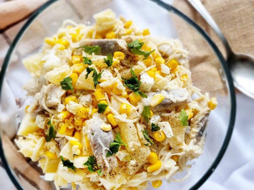 Sałatka śledziowa z selerem i ananasem Sałatka śledziowa z selerem i ananasem