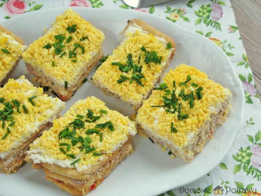 Sałatka na krakersach z tuńczykiem Sałatka na krakersach z tuńczykiem