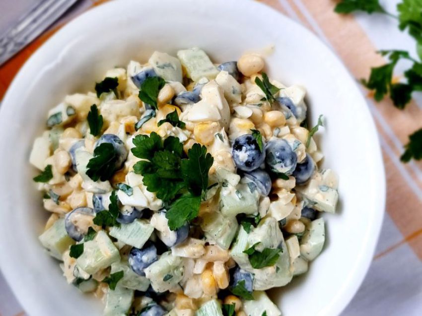 Sałatka z jajkiem i ogórkiem zielonym Sałatka z jajkiem i ogórkiem zielonym