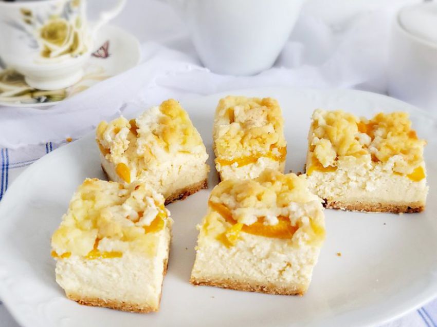 Sernik z brzoskwiniami i kruszonką Sernik z brzoskwiniami i kruszonką