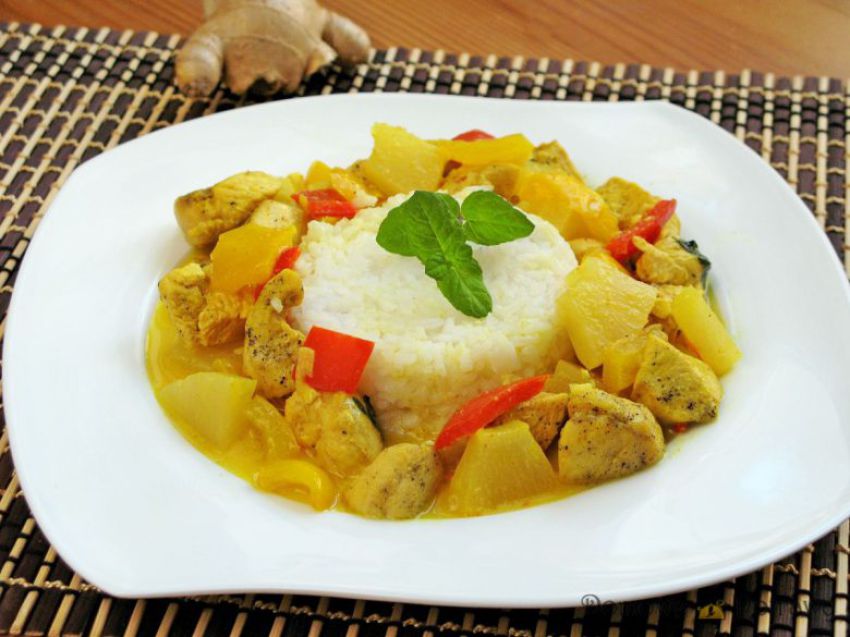 Kurczak curry z mlekiem kokosowym i ananasem Kurczak curry z mlekiem kokosowym i ananasem