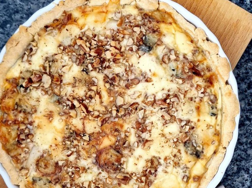 Tarta z gruszką, serem gorgonzola i orzechami Tarta z gruszką, serem gorgonzola i orzechami